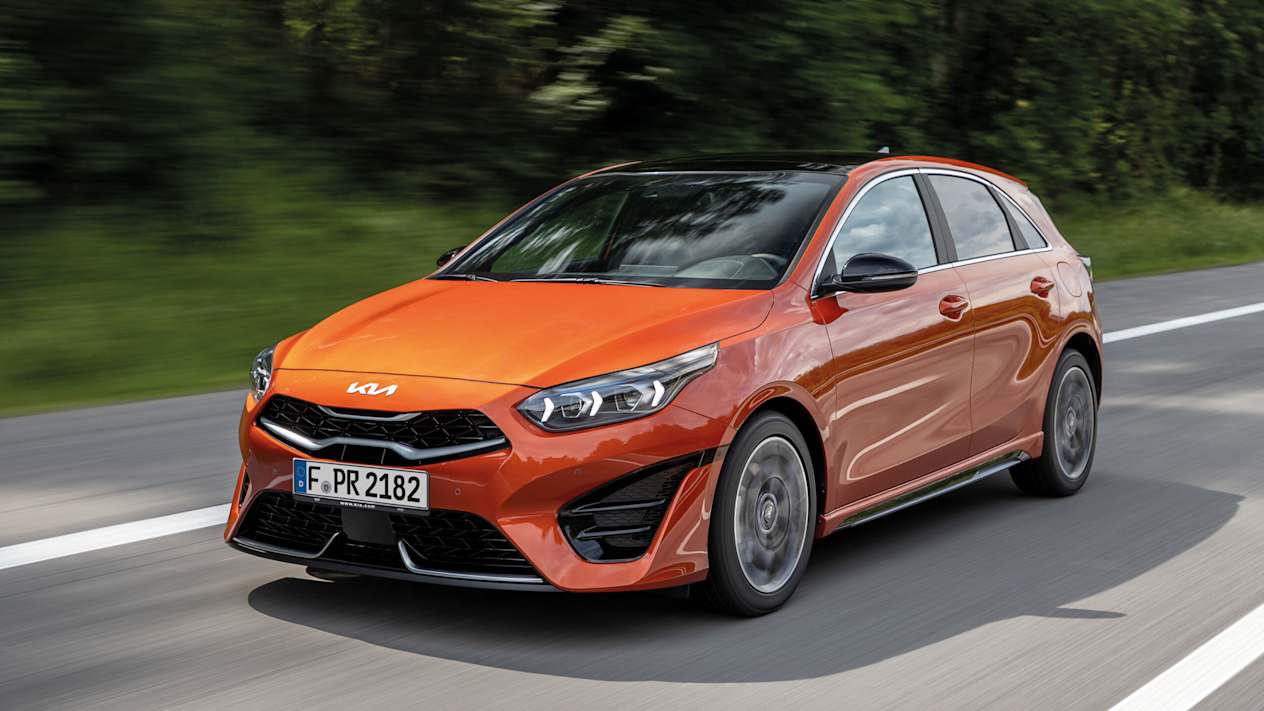 Kia Ceed Berline 2021 : trois quarts avant sur route