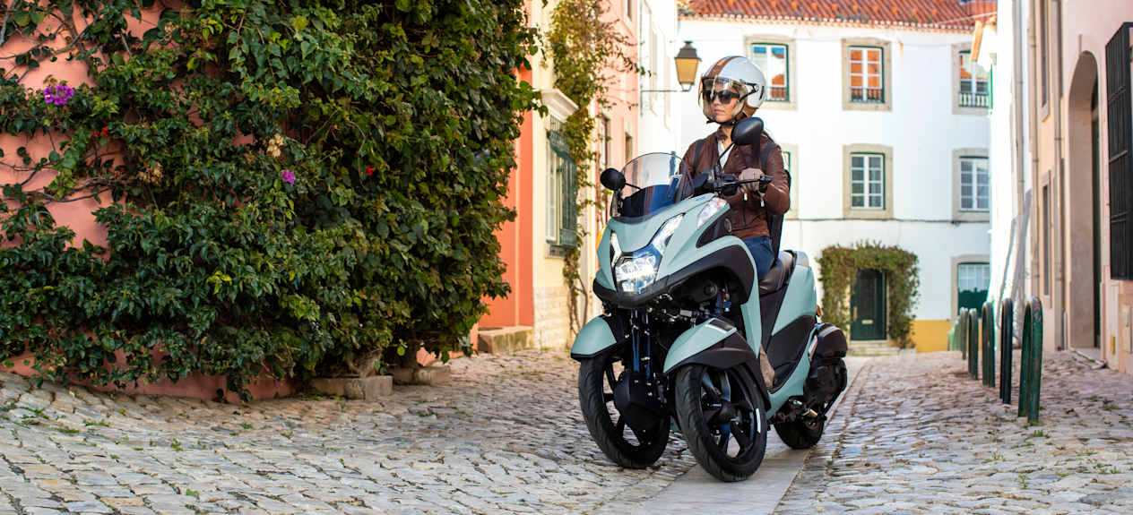 Yamaha Tricity 125 2024 : face avant dans ruelle étroite