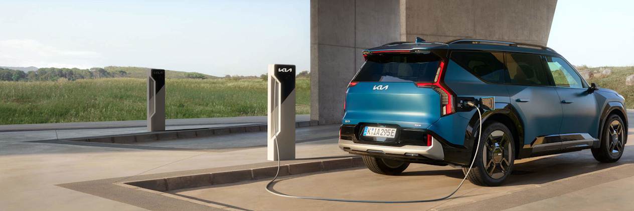 Kia EV9 GT-Line 2024 : trois quarts arrière droit en charge