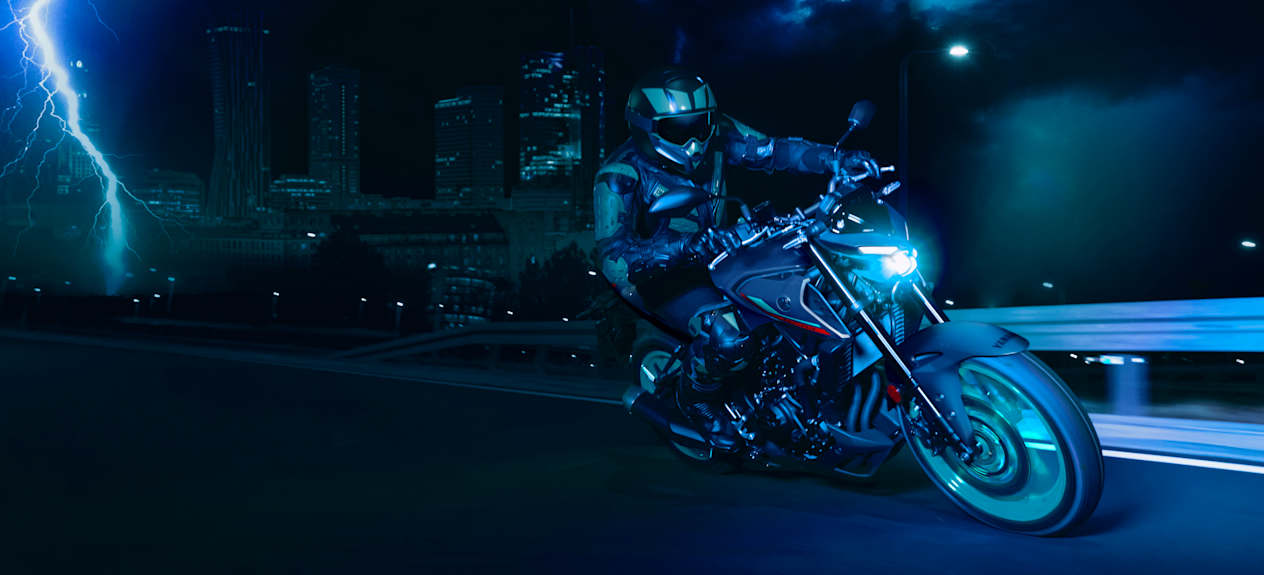 Yamaha MT-03 2023 Cyan Storm : trois quarts avant droit en virage