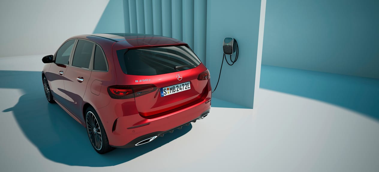 Mercedes-Benz Classe B 2023 : Trois quart arrière gauche en recharge