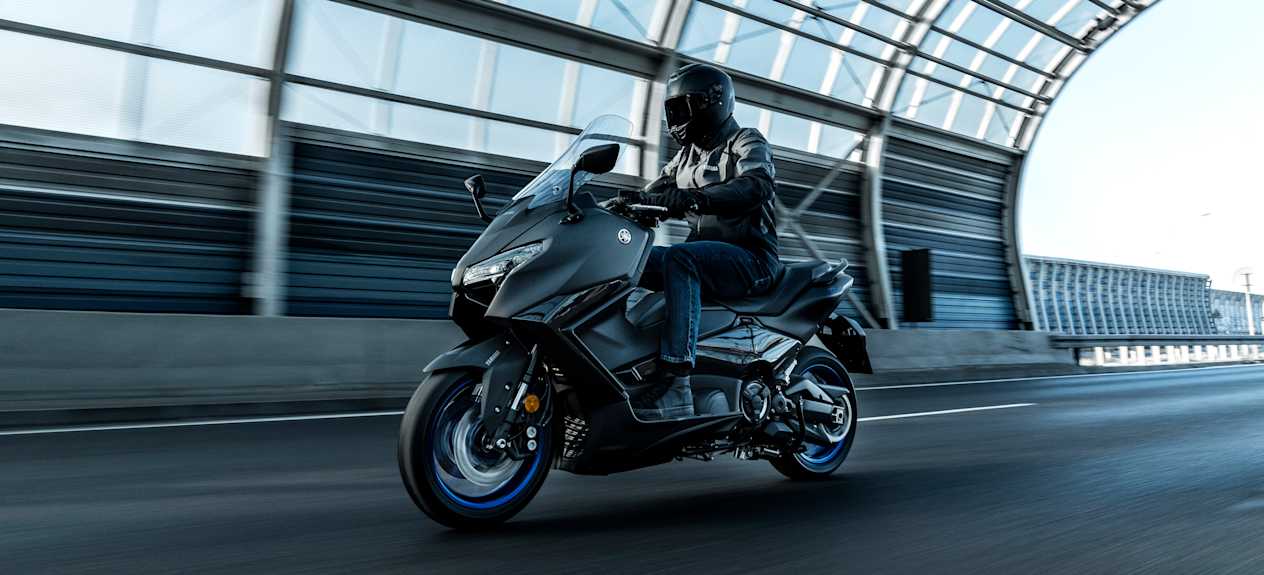 Yamaha TMAX 2025 : trois quarts avant gauche sur route