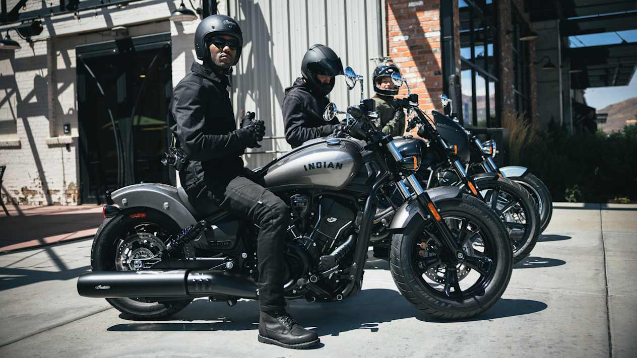 Indian Scout Sixty Bobber Limited 2025 : profil droit statique avec autres motos Indian Scout