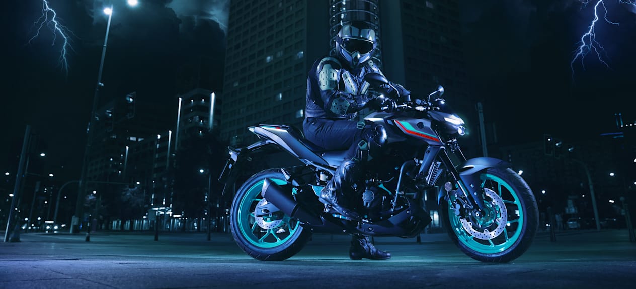 Yamaha MT-03 2023 Cyan Storm : profil droit avec motard