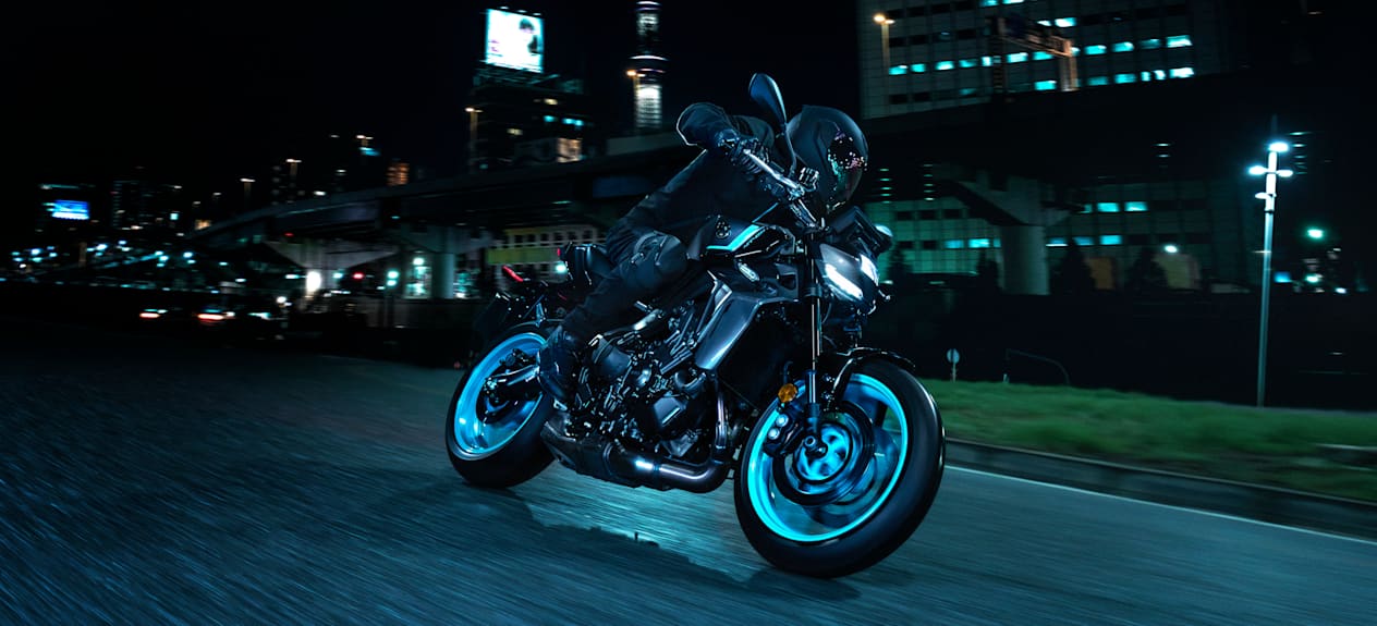Yamaha MT-09 2024 : trois quarts avant droit en virage