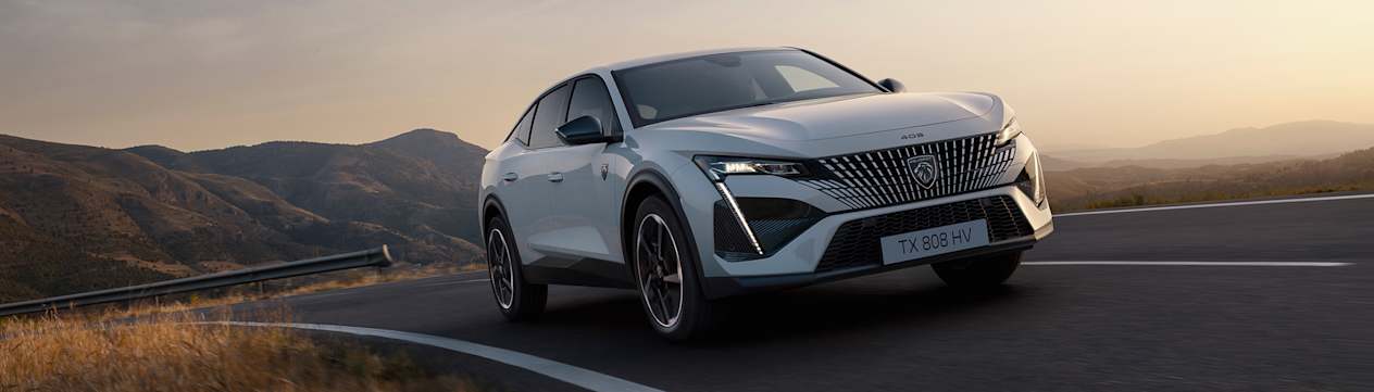 Peugeot 408 électrique 2024 : trois quarts avant droit sur route