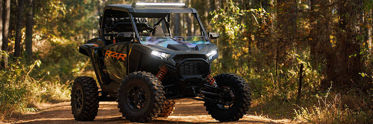 Polaris RZR XP 2023 : trois quarts avant statique sur chemin