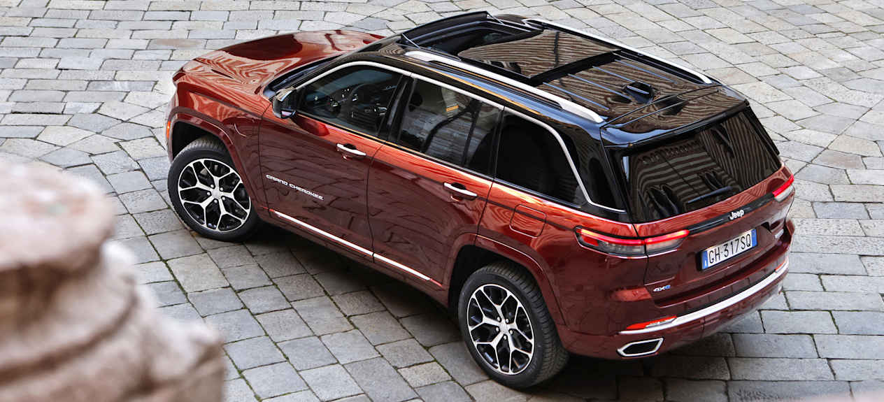Jeep Grand Cherokee 2022 : vue plongeante trois quarts arrière avec toit ouvrant