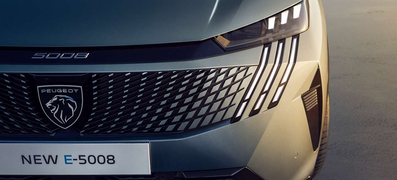 Peugeot 5008 2024 : détail calandre et phare avant