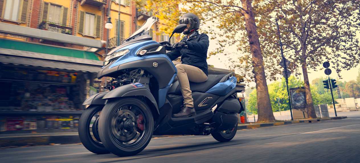 Yamaha Tricity 300 2024 : trois quarts avant gauche sur route