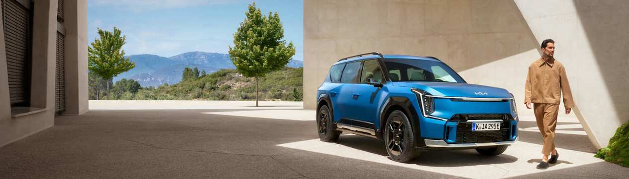 Kia EV9 GT-Line 2024 : trois quarts avant droit avec modèle