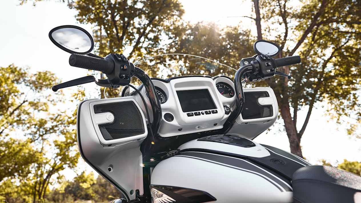 Indian Chieftain Dark Horse 2024 : détail haut parleurs Powerband Audio