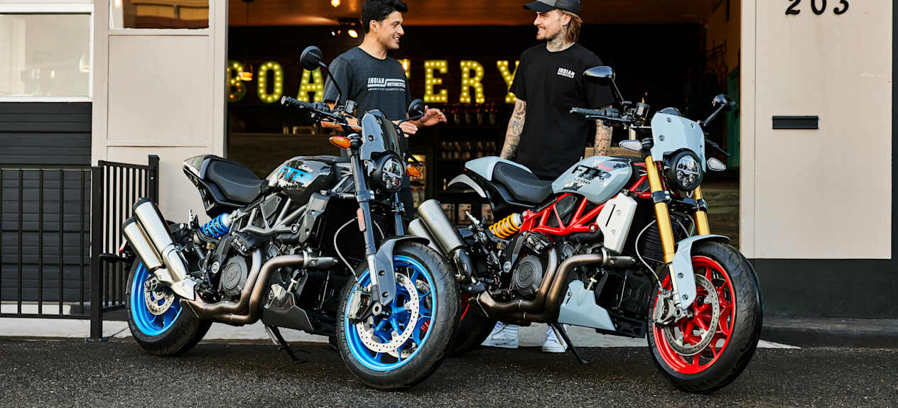 Indian FTR Sport 2024 : Granit Gray Blue et Storm Gray Black vues de trois quarts avant