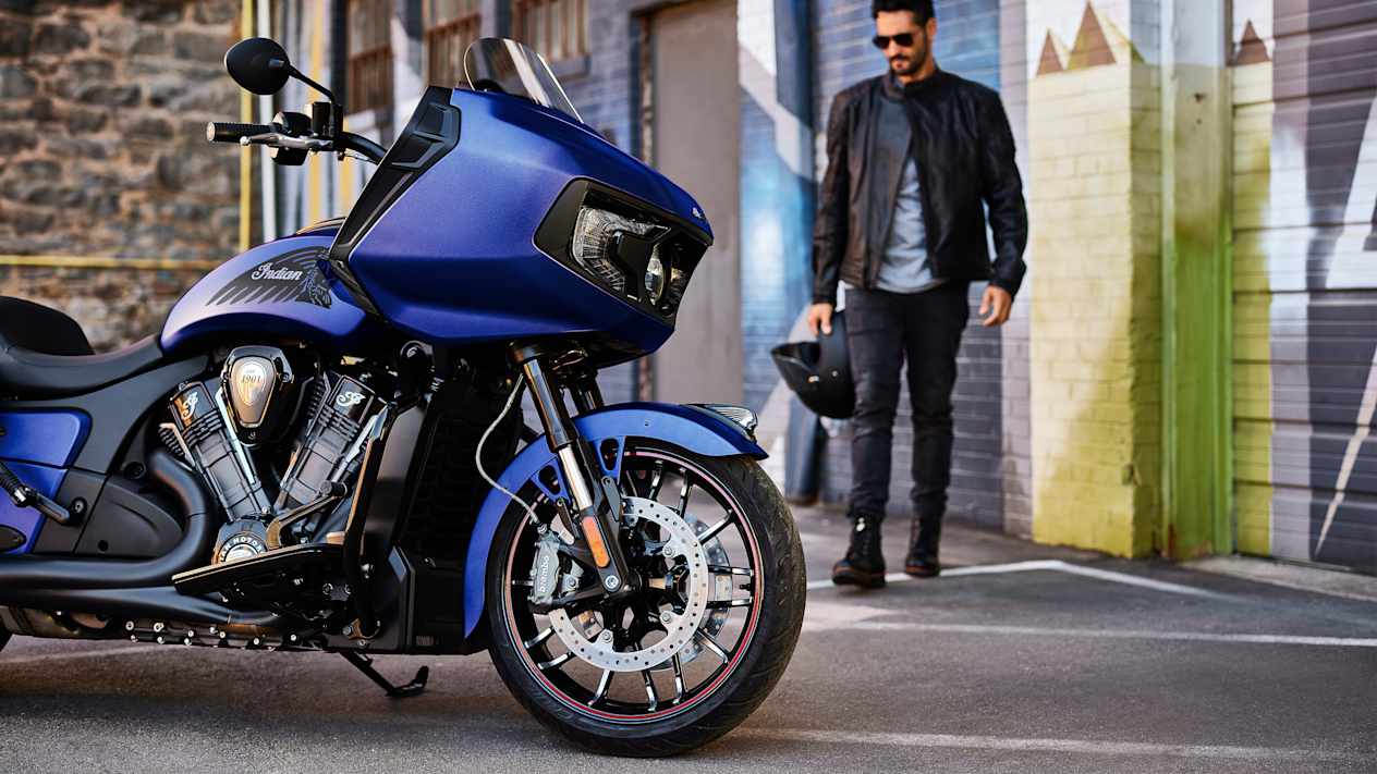 Indian Challenger Dark Horse 2024 Spirit Blue Metallic : roue et carénage avant avec motard