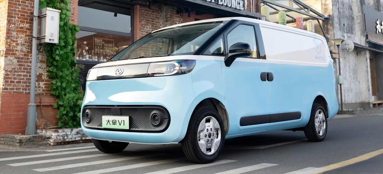 Two tone sky blue Maxus eDELIVER 5