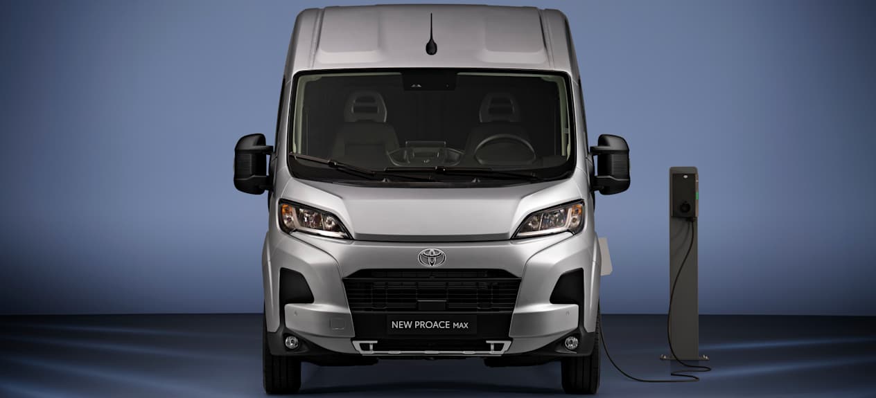 Fourgon Toyota Proace Max 2024 : face avant statique avec borne de recharge