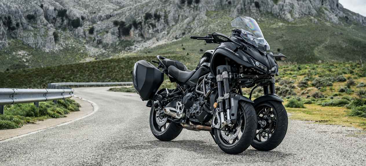 Yamaha Niken GT 2023 : trois quarts avant droit statique sur route de montagne