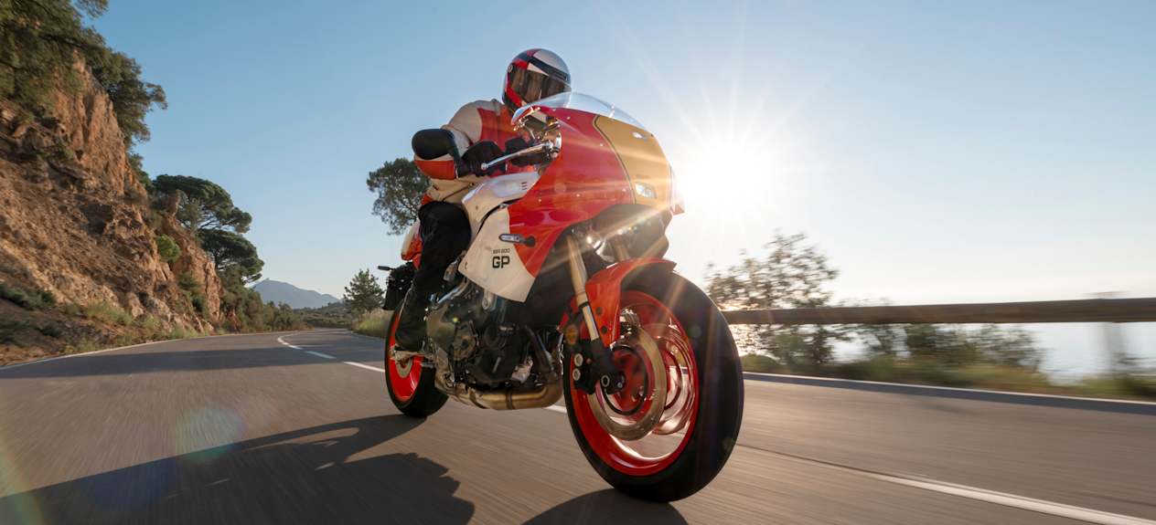 Yamaha XSR900 GP 2024 : trois quarts avant droit sur route