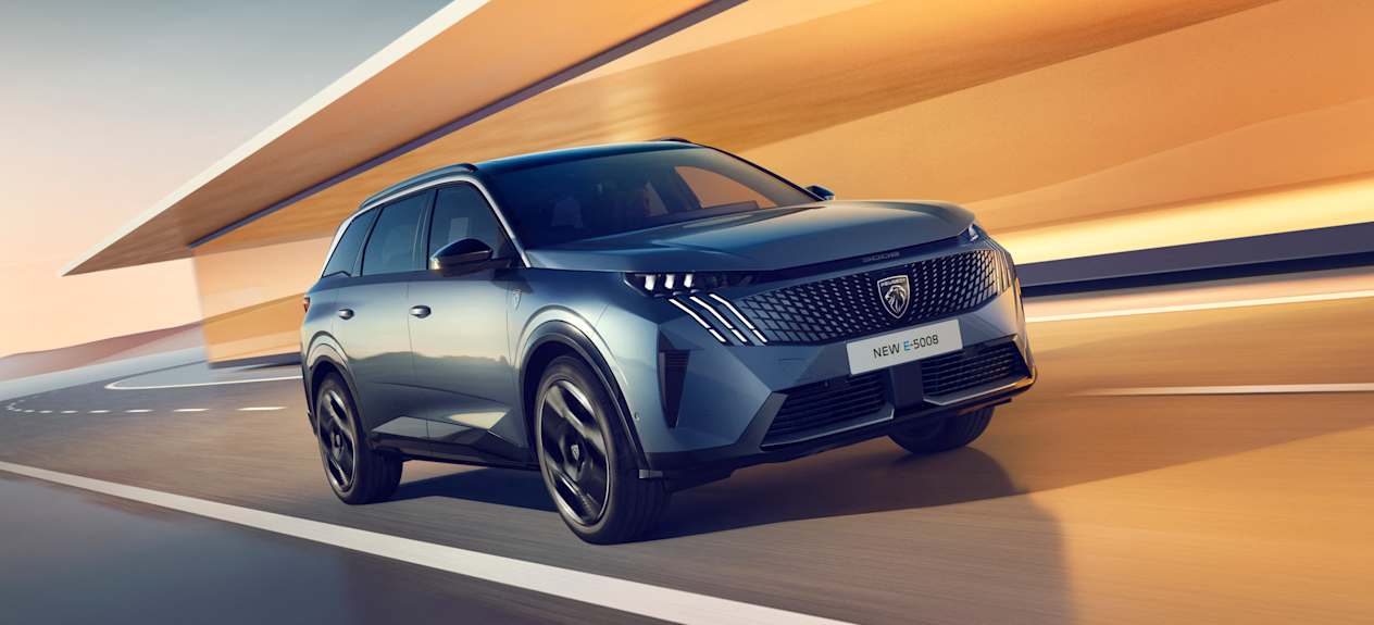 Peugeot 5008 2024 : trois quarts avant droit en mouvement