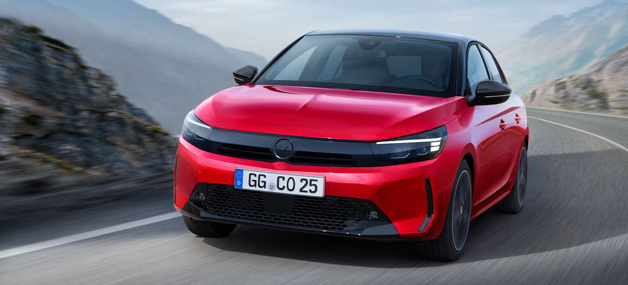 Opel Corsa 2023 : face avant sur route en virage