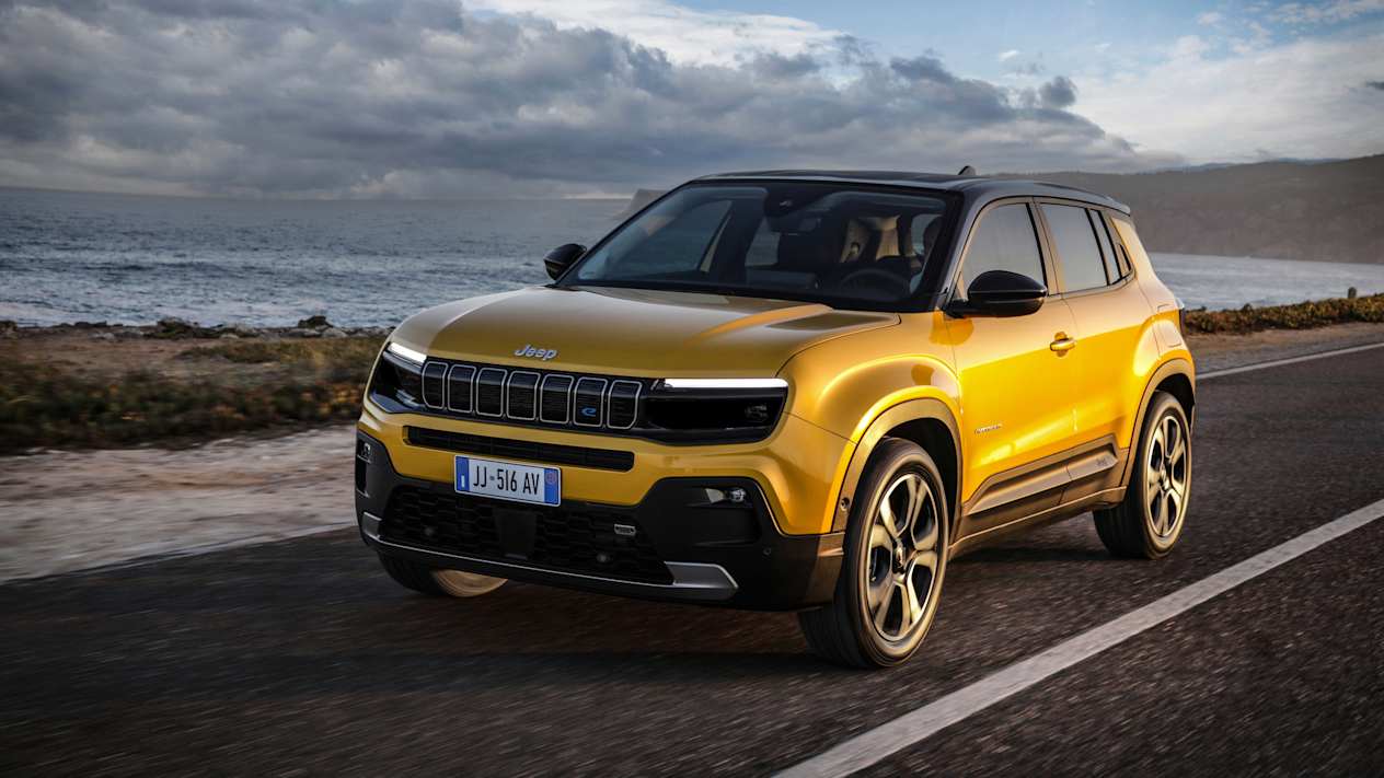 Jeep Avenger 2022 : trois quarts avant gauche sur route en bord de mer