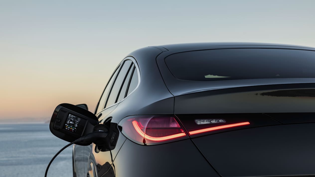 Mercedes GLC Coupé 2023 : détail feu arrière et prise de recharge