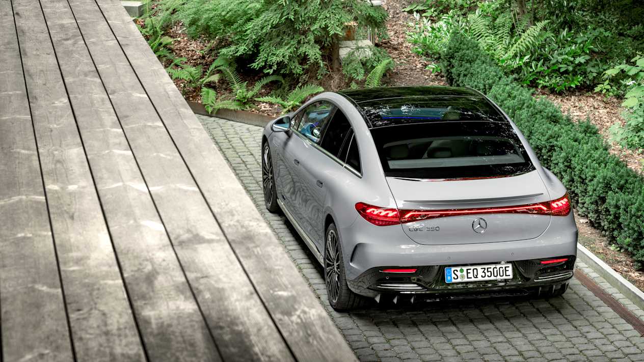 Mercedes EQE vue plongeante arrière dans le jardin