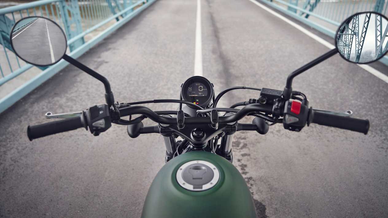 Honda CL500 2023 : vue pilote avec guidon et rétroviseurs