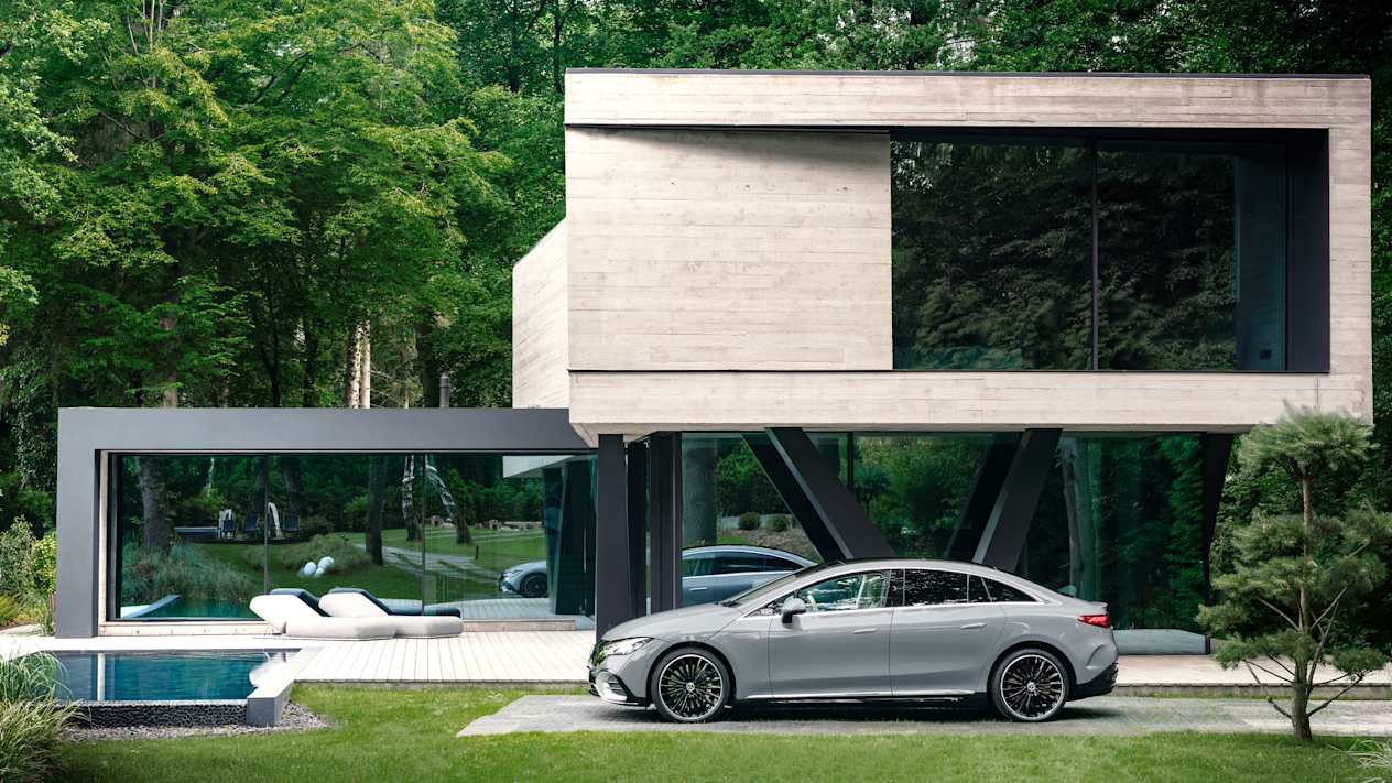 Mercedes EQE de profil devant une maison