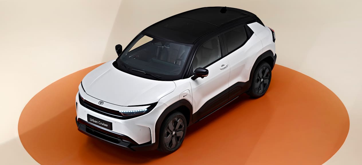 Toyota Urban Cruiser 2025 : trois quarts avant gauche en vue plongeante