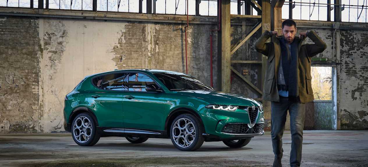 Alfa Romeo Tonale 2022 : vue trois quarts avant avec carrosserie de couleur verte