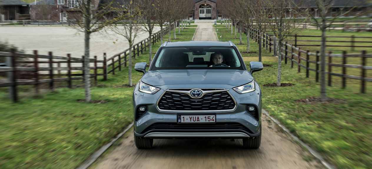 Toyota Highlander 2021 : face avant sur chemin