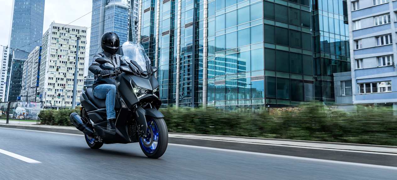 Yamaha XMAX 300 2025 : trois quarts avant droit sur route
