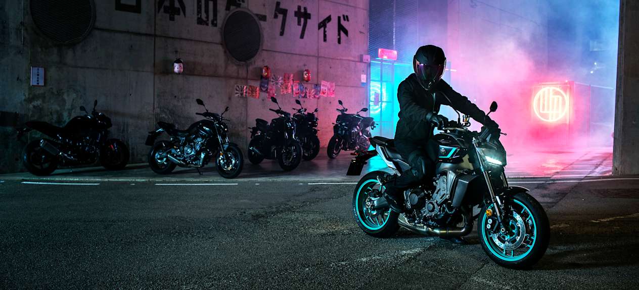 Yamaha MT-09 2024 : trois quarts avant droit devant néons et nuage de fumée avec pilote
