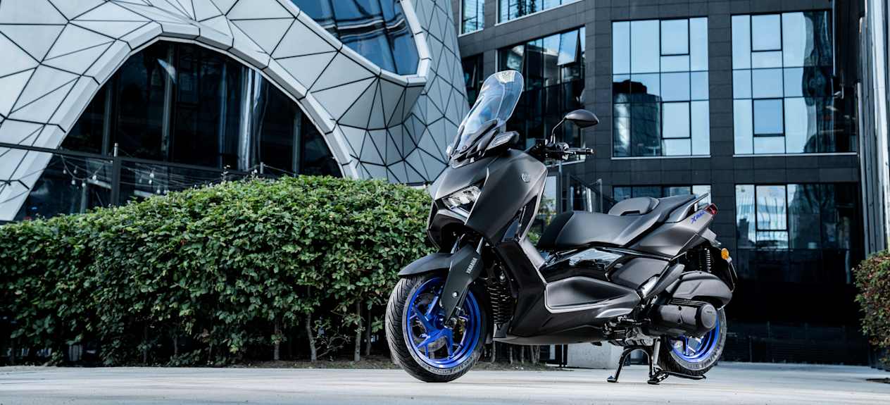 Yamaha XMAX 125 2025 : trois quarts avant gauche statique