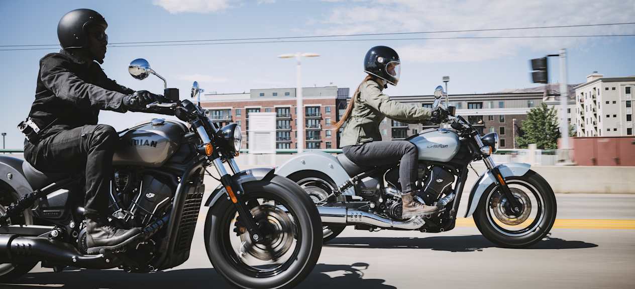 Indian Scout Sixty Classic Limited 2025 : profil droit sur route avec Indian Scout Sixty Bobber Limited