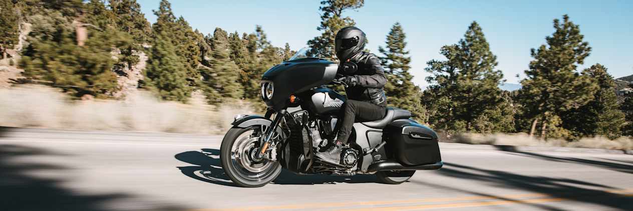 Indian Chieftain Powerplus Dark Horse 2025 : profil gauche sur route