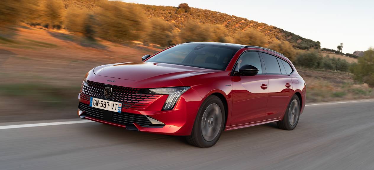 Peugeot 508 SW 2023 : trois quarts avant gauche sur route
