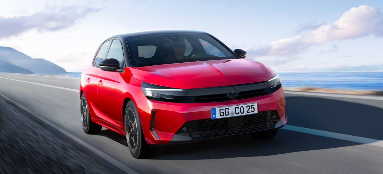 Opel Corsa 2023 : trois quarts avant droit sur route en bord de mer