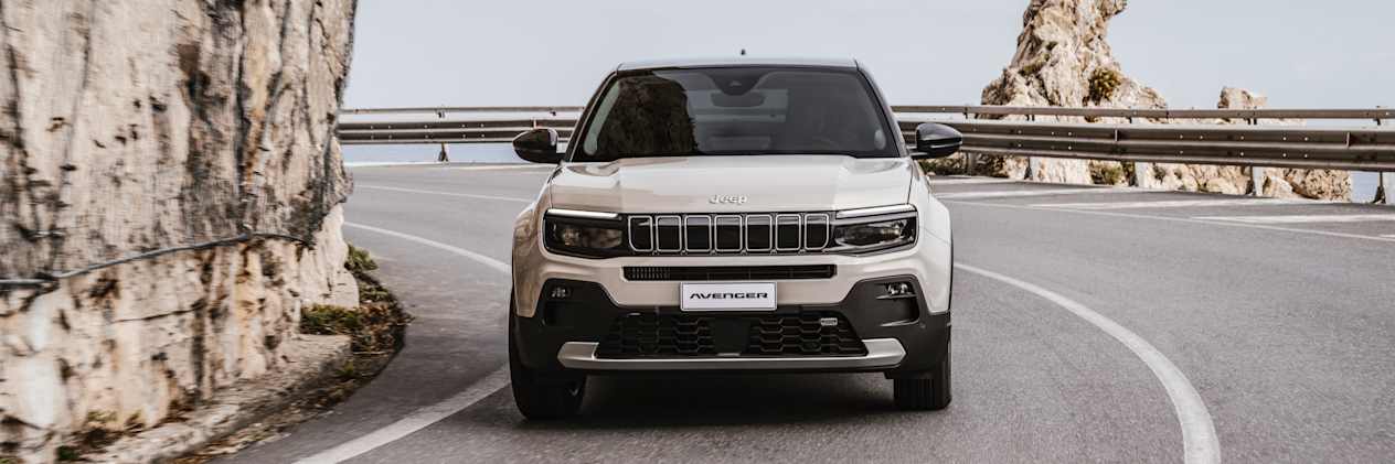 Jeep Avenger 2024 : face avant en virage sur route de montagne