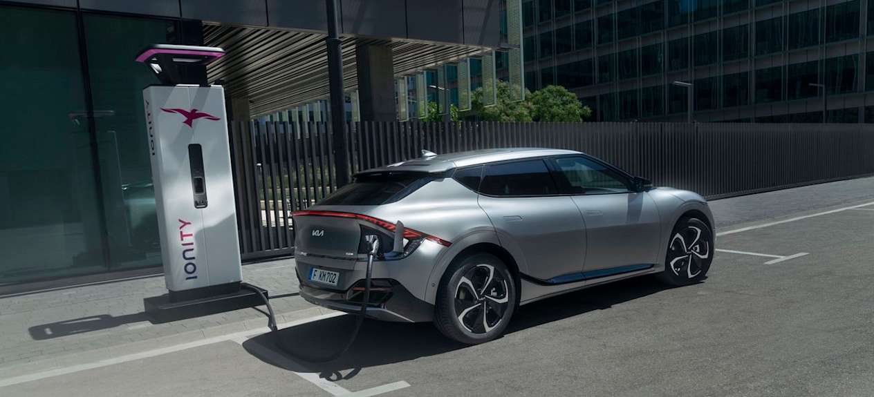 Kia EV6 : Trois quart arrière en recharge sur une borne ionity