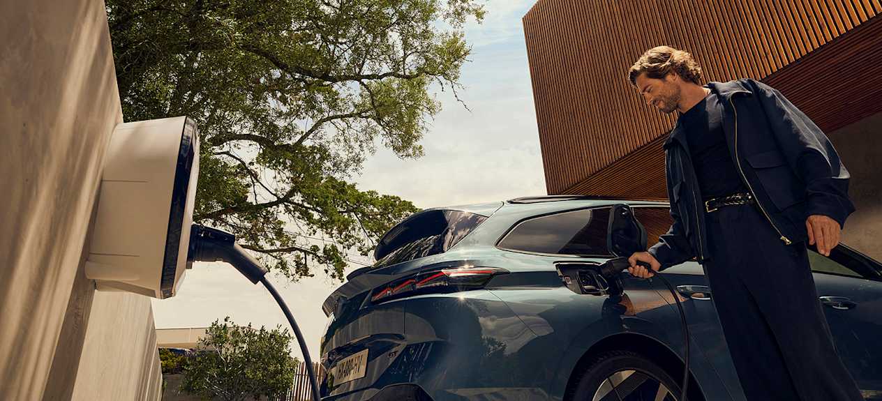 Peugeot 308 sw 2025 : trappe recharge ouverte