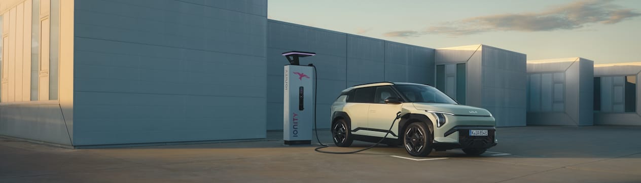 Kia EV GT-Line 2025 : trois quarts avant gauche statique en charge