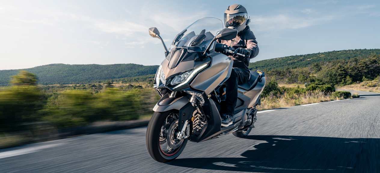 Kymco AK Premium 2024 : trois quarts avant gauche sur route