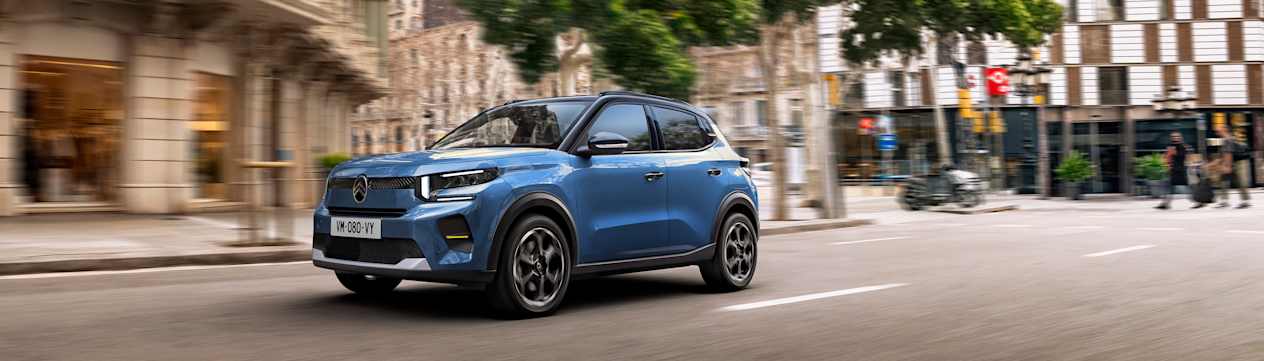 Citroën C3 2025 bleue : trois quarts avant gauche en ville