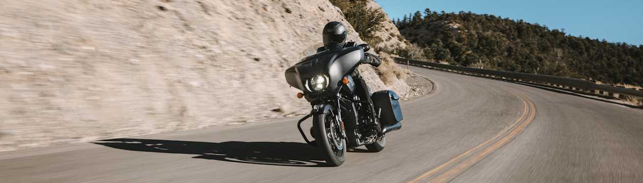 Indian Chieftain Powerplus Dark Horse 2025 : trois quarts avant gauche sur route en virage à droite