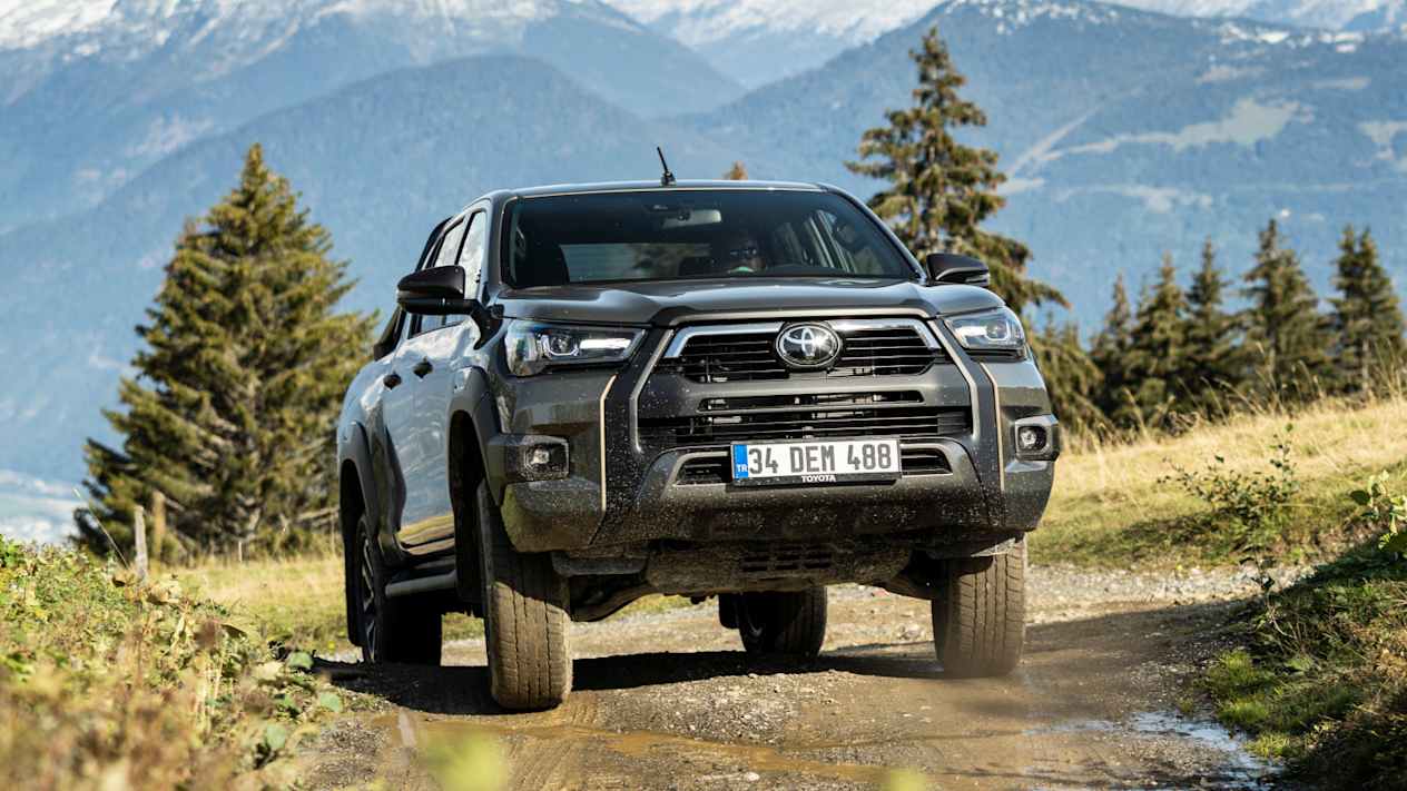 Toyota Hilux 2020 : face avant sur chemin