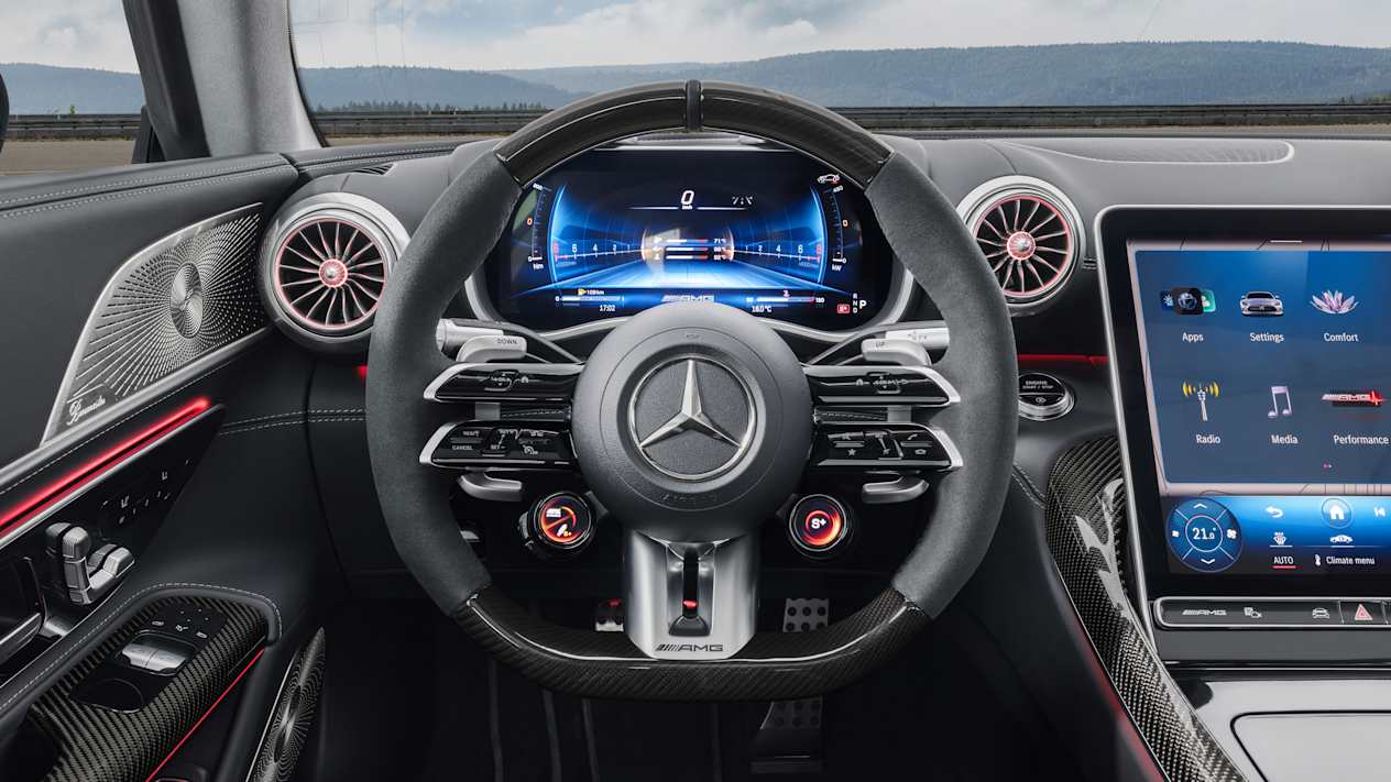 Mercedes-AMG GT 2023 volant et écrans