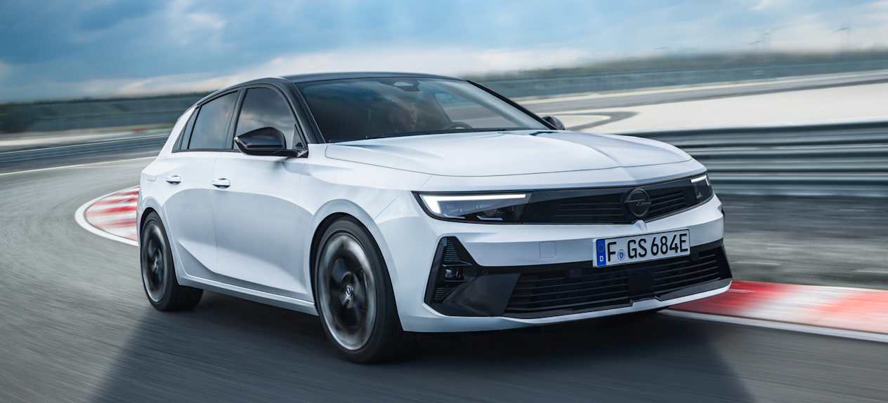 Opel Astra GSe 2022 : trois quarts avant droit en virage sur circuit