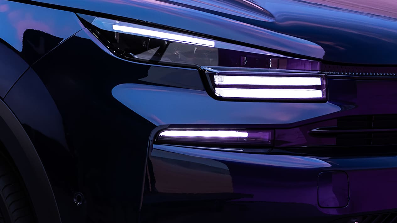 Citroën C4X 2025 : détail phare avant